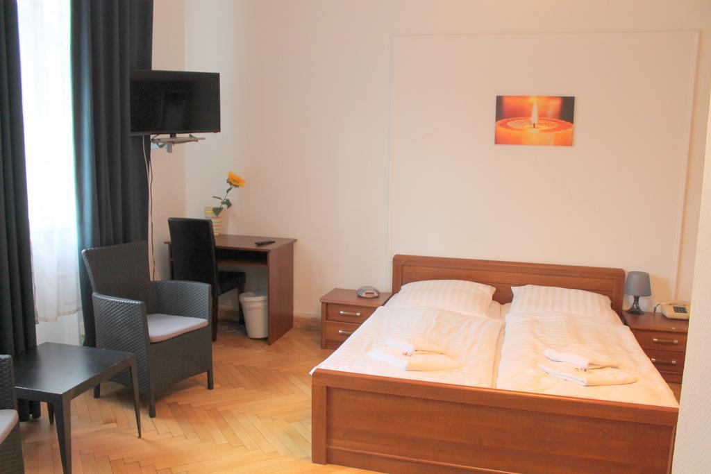 Amelie West Hotel
